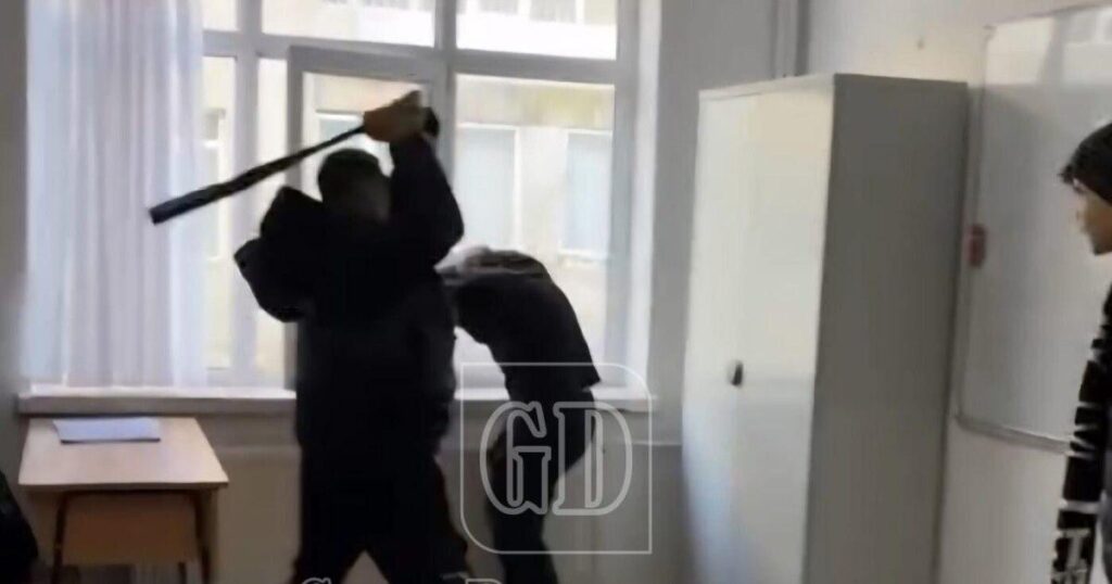 19-year-old young man, detained after entering a high school in Găesti and hitting a student with a bat until he was hospitalized