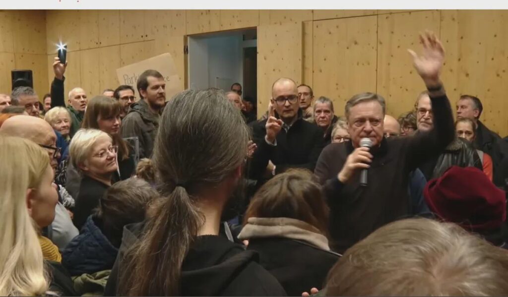 The mayor promised 100 additional parking spaces, but did not calm the passion. He left to the accompaniment of whistles and cheers