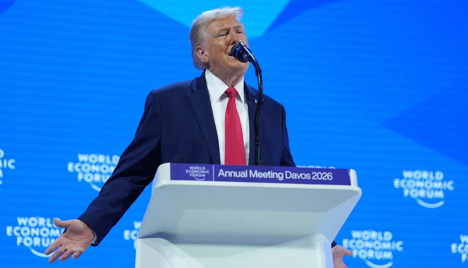 Scandal in Davos: Confused old man storms the podium and complains for an hour