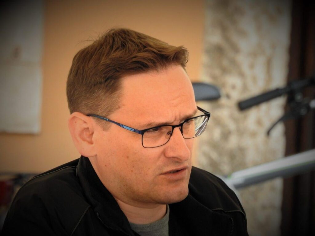 This world, thanks to the damned hands of politicians and the mindless will of servile citizens, is becoming hell. Croats are fighting to make it a real Croatian hell...