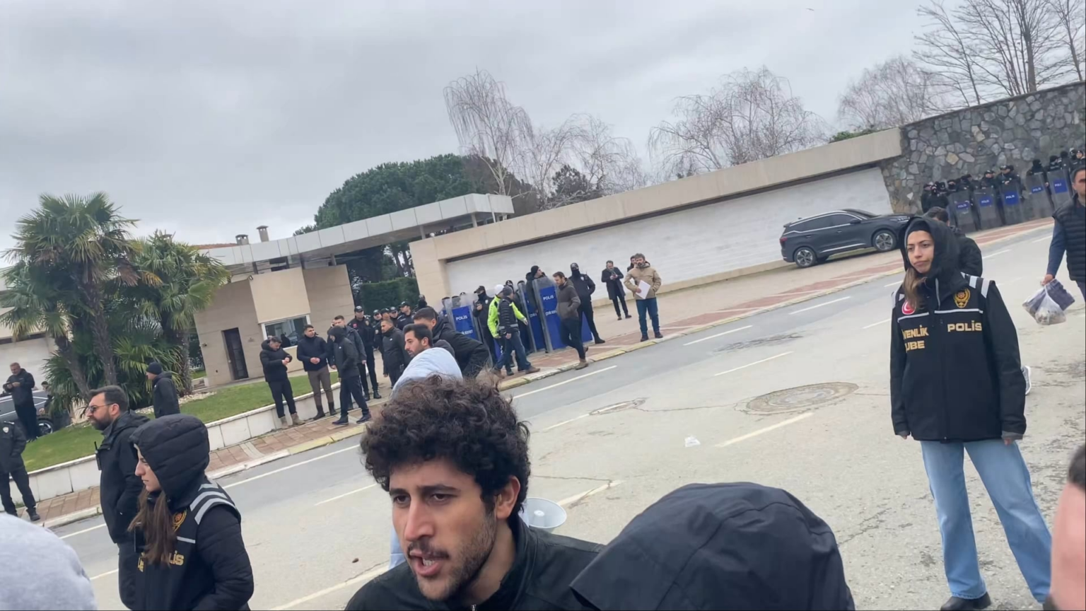 The front of Migros boss Ayhan Özilhan's villa was guarded by the police against workers. The purpose of security forces' existence is to protect the bourgeoisie against the people.