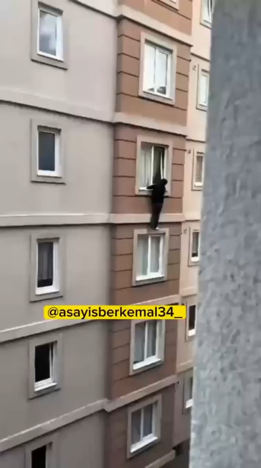 NSFW | The young man, who was allegedly raided by the family at his girlfriend's house in Ümraniye, went to the window in panic. Young people who did not want to be caught jumped out of the window. The young girl is in intensive care.
