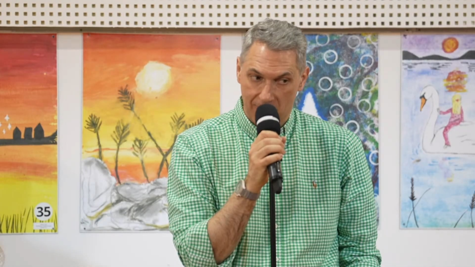 According to Lázár, the task of the c*nys*g is to clean dirty toilets