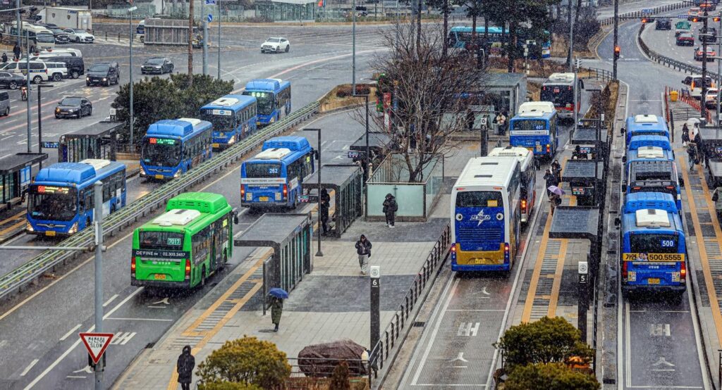 Seoul city buses halt operations as wage talks collapse