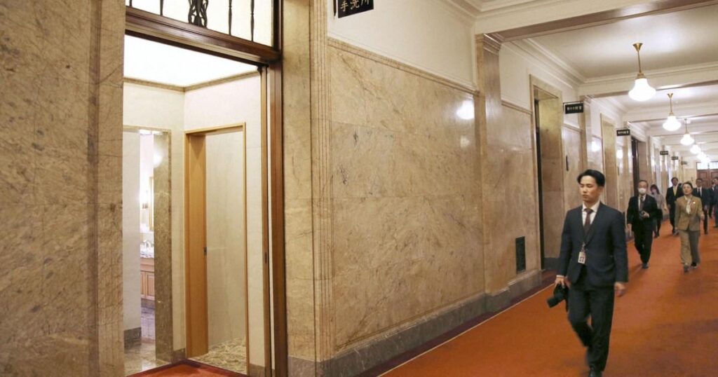 Japan's female lawmakers including PM call for more toilets in parliament - The Mainichi