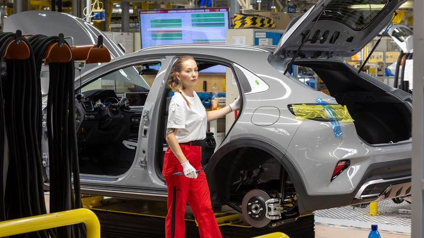 The end of good times for employees. Companies are holding back recruitment and thousands of people are being added to employment offices