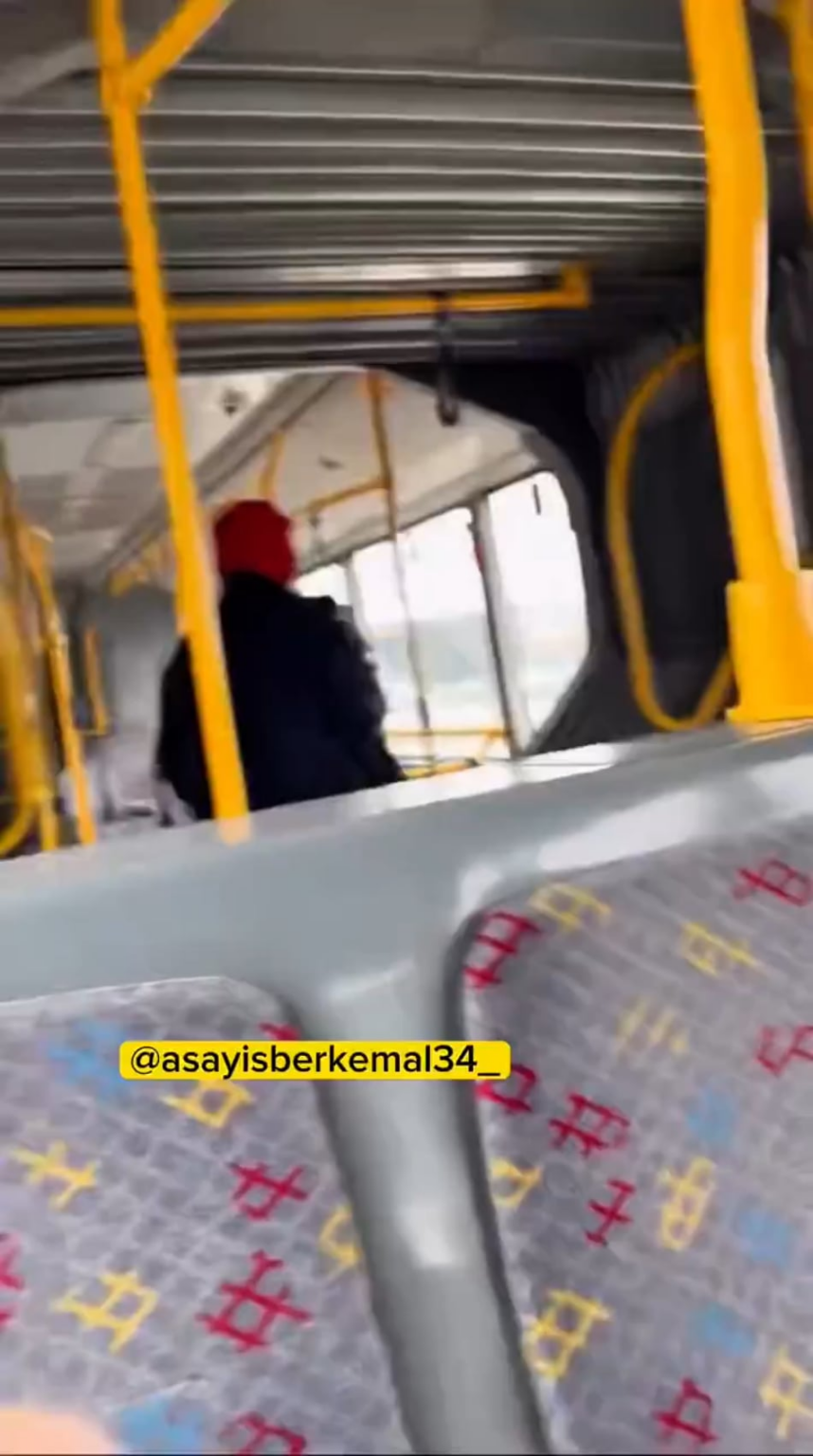 NSFW | Even though there were empty seats on a bus in Bursa, a fight broke out over seats. The attacker stood by the passenger he punched on the ground and shouted, "Call my commander."