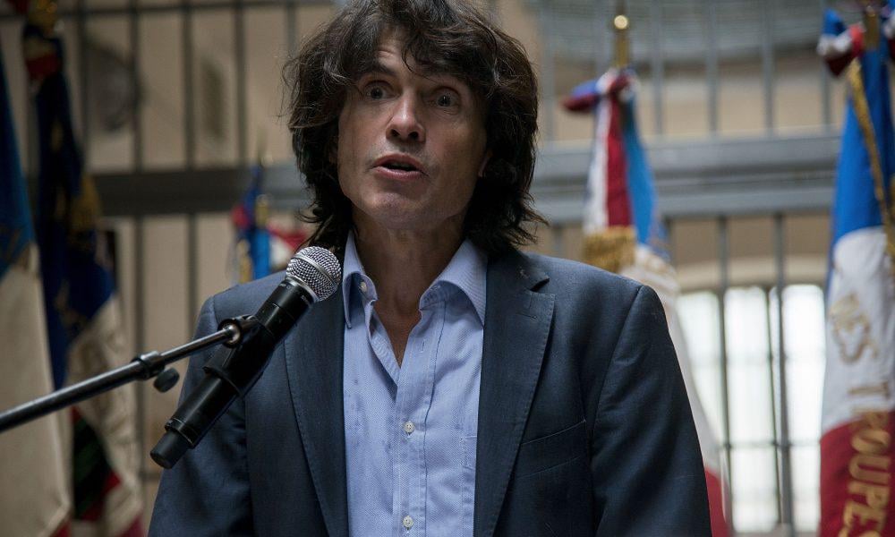 Arno Klarsfeld suggests sewing a small symbol on the OQTF jacket