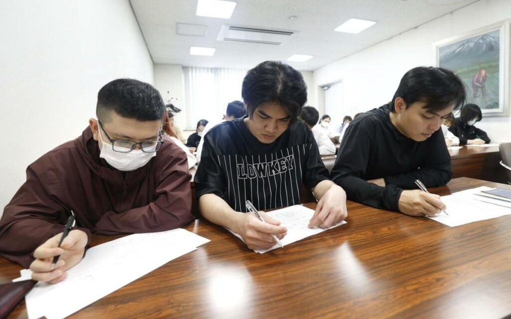 Foreign residents account for nearly one in ten people in their 20s in Japan