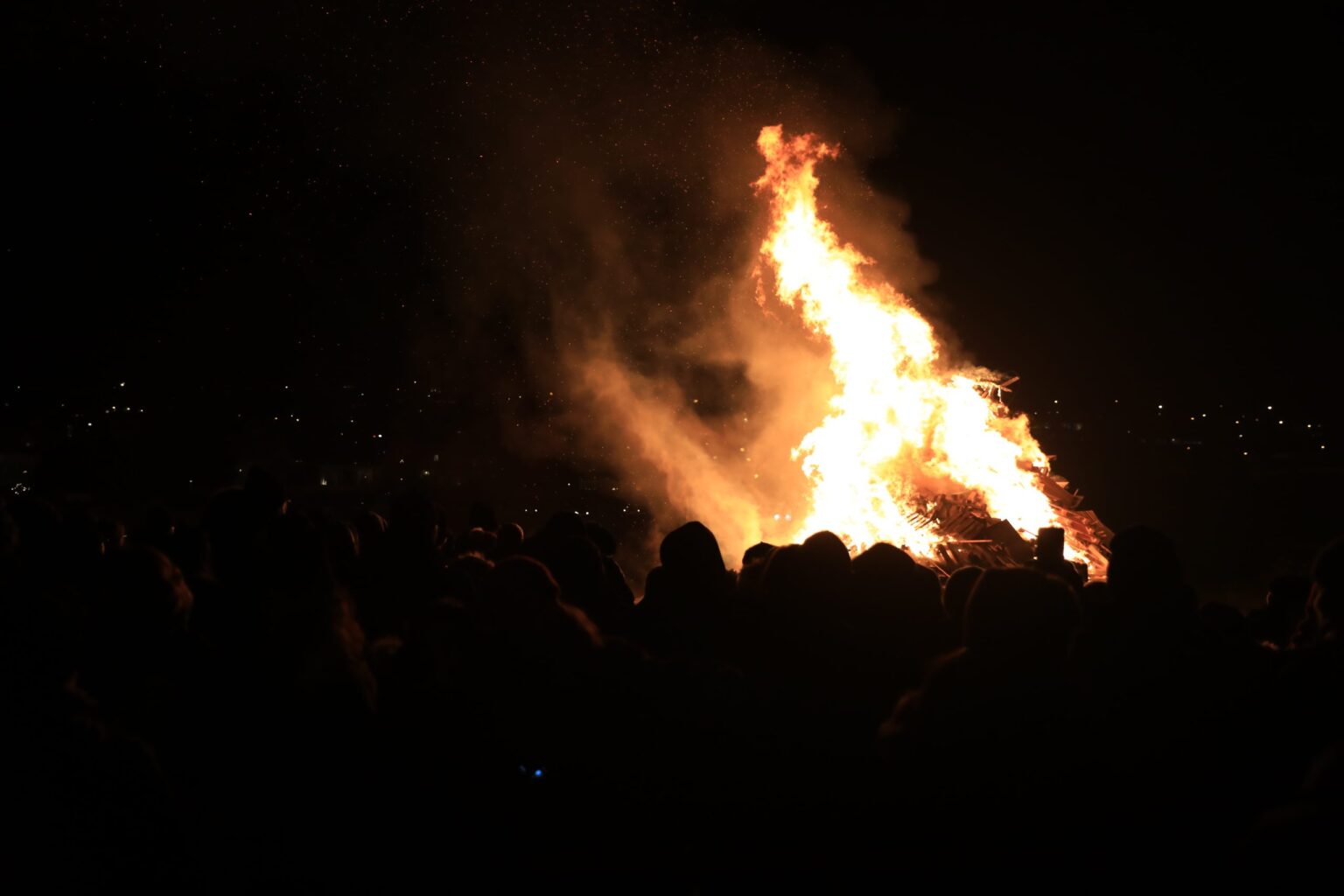 Bonfires Light Up Communities Across Iceland on New Year’s Eve