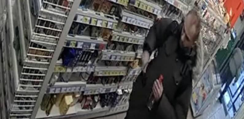Do you recognize him? He poured something into the vinegar and set it on the shelf. A dangerous incident in a store in Gdynia