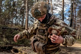 A serviceman in Russia’s 18th Combined Arms Artillery Unit of the Dnieper Group on a combat mission. March 22, 2025