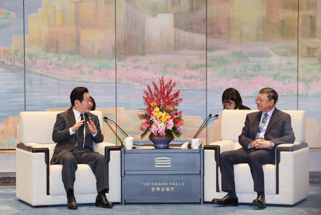 President Lee Jae Myung (L) talks with Chen Jining, the Shanghai Municipal Party secretary, ahead of a dinner hosted by Chen in Shanghai on Jan. 6, 2026. (Yonhap)