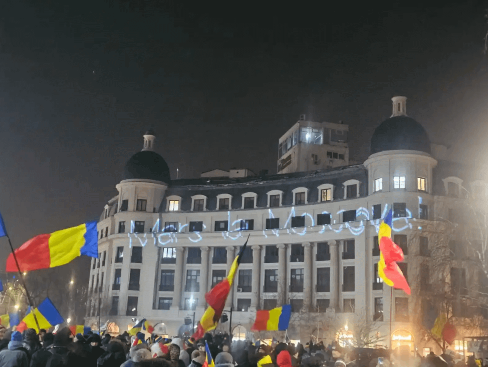 After a motorcyclist projected the message "March to Moscow" during the AUR protest on Thursday evening, he was fined by the Gendarmerie: "Disruption or disturbance of public gatherings"