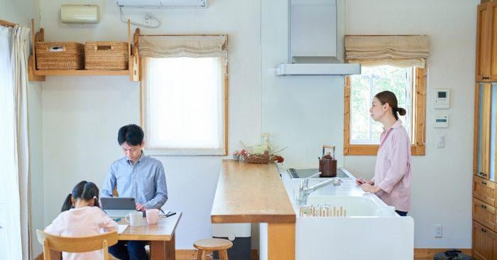 In households where both partners work from home, couples experienced heightened frustration and relationship conflict if work intruded on family time, compared to households where only one partner works from home