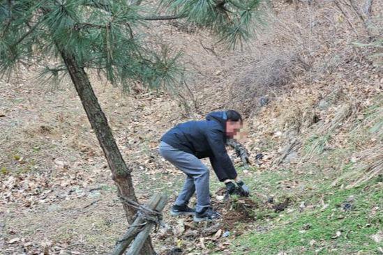 Foreign national in Incheon spotted collecting trash, inspires other residents