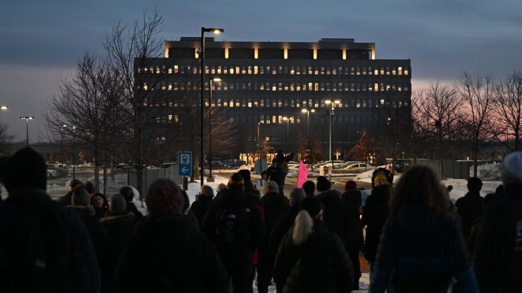 New video shows the minutes before immigration officer fatally shoots woman in Minneapolis