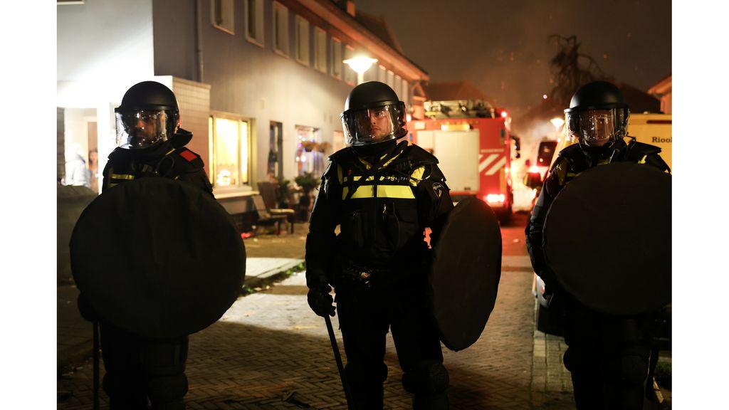 Agents and emergency workers 'ambushed', bombarded with firecrackers and machine guns