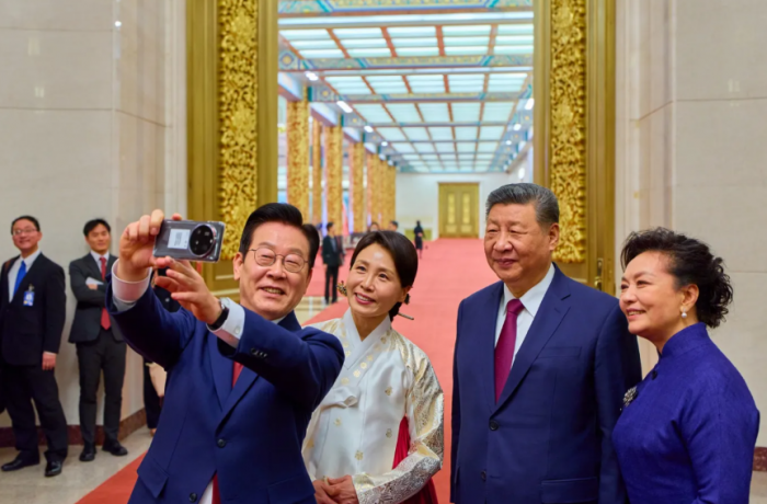 SOUTH KOREA Lee’s difficult game between China, Japan and the United States SOUTH KOREA Lee's difficult game between China, Japan and the United States