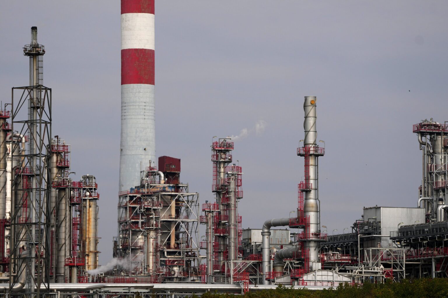 Hungary’s MOL to buy Serbia’s Russia-owned NIS oil company if US approves