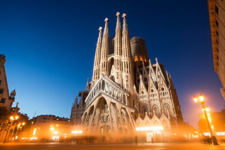 Spain sagrada-familia - travel and tour world