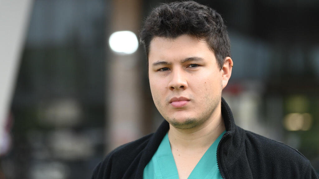 Dr. Eitan Mikler, 27, an anesthesiology resident at Sheba Medical Center who immigrated to Israel from Colombia (Photo: Yair Sagi) ד"ר איתן מיקלר, עלה לישראל מקולומביה
