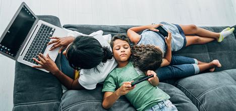 The American Pediatric Society takes a huge step forward on the guidelines for the use of digital: it moves from the time of screen use to a qualitative analysis of the type of use.