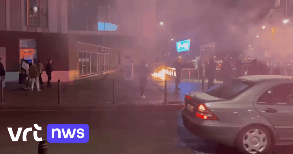 Unrest again around Zwarte Vijvers in Molenbeek after Morocco match: fires set and flares shot | VRT NWS: news