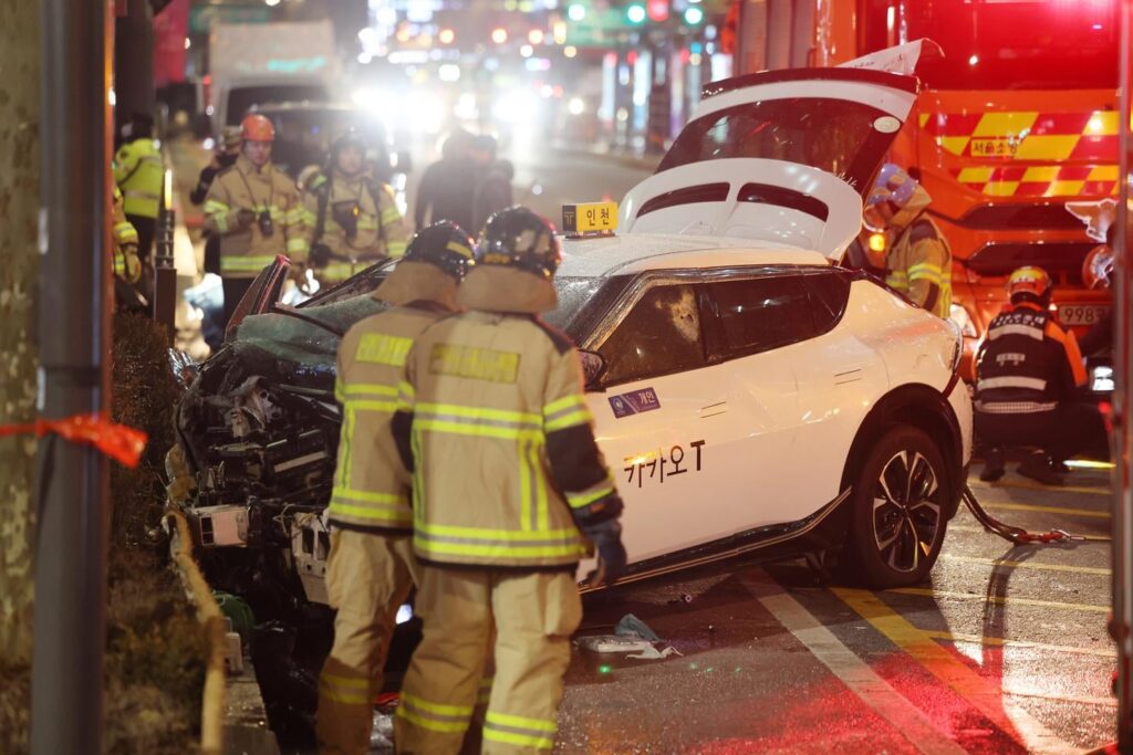 1 dead, 9 injured as taxi veers onto sidewalk in downtown Seoul