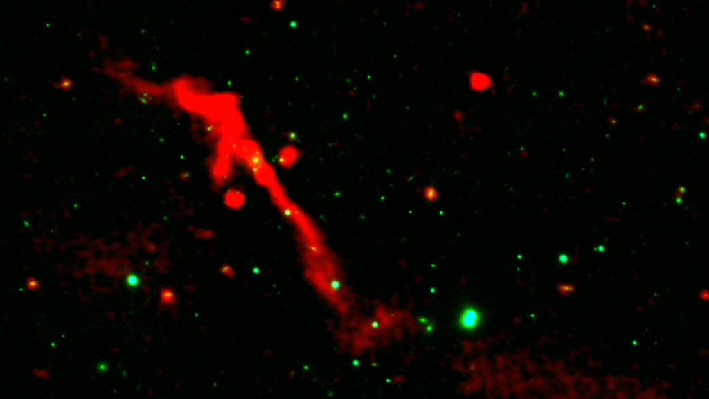 Black hole space volcano erupts after 100 million year nap: « Spanning 1 million light-years, J1007+3540's plasma jets are nearly 10 times wider than the Milky Way. »