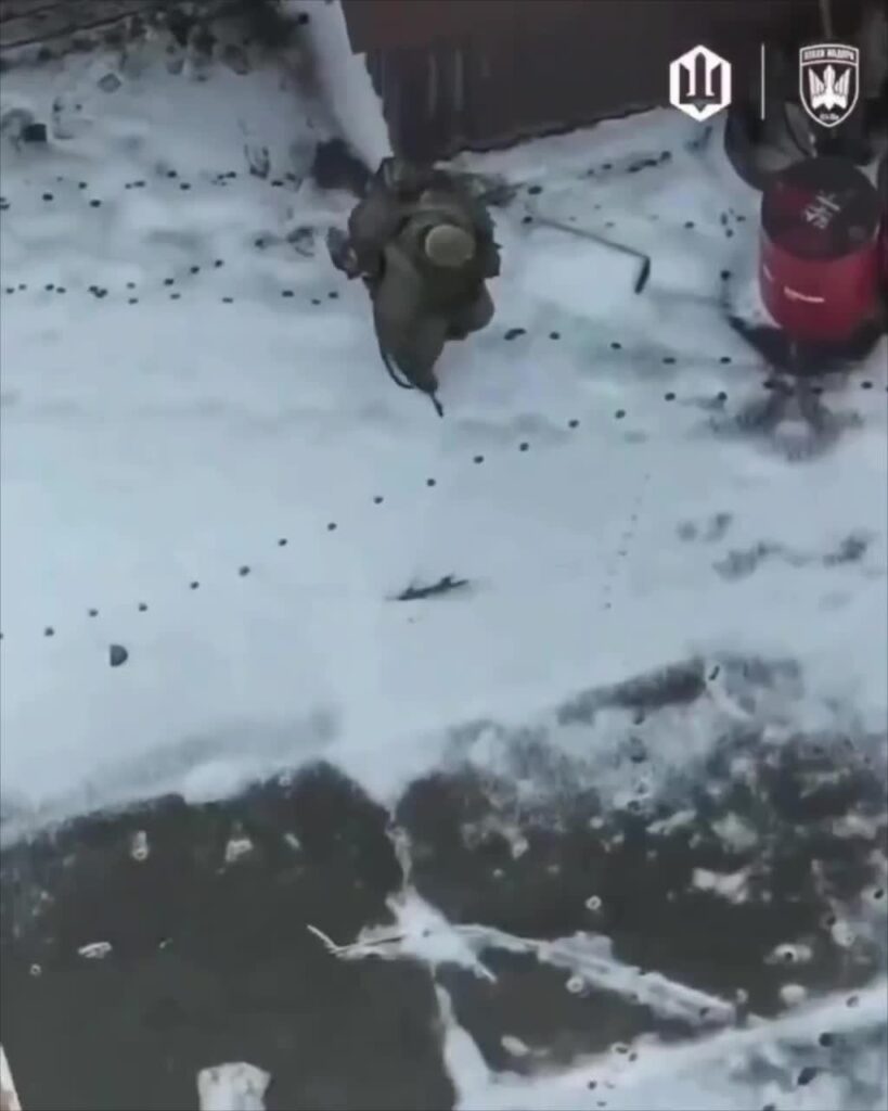 A Russian solder attempted to hide from a Ukrainian FPV drone behind fuel barrels.