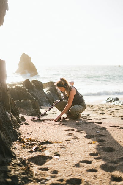 Miss Detectorist, en una foto cedida por ella, buscando tesoros en una playa británica.