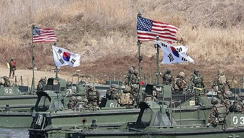 South Korean and U.S. troops engaging in a military exercise (Image courtesy of Yonhap)