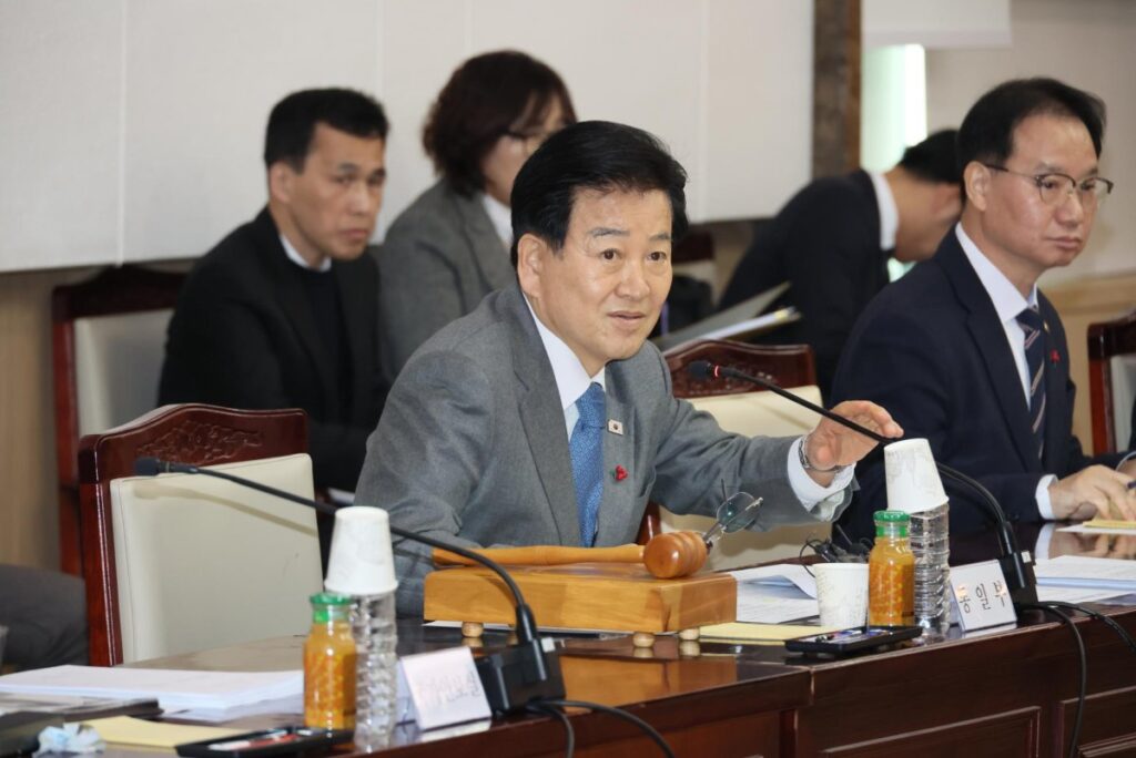 Unification minister says review under way for special envoy to facilitate U.S.-N. Korea talks