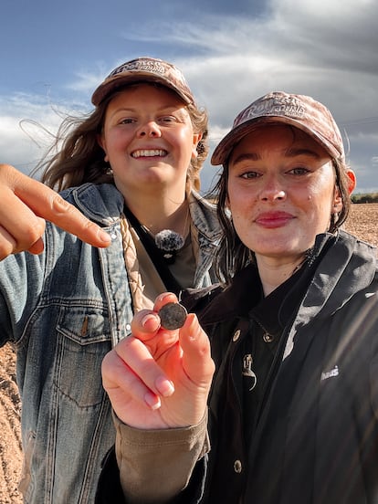 Las primas Lucie Gray y Ellie Bruce con uno de sus 'tesoros' en una imagen cedida por ellas.