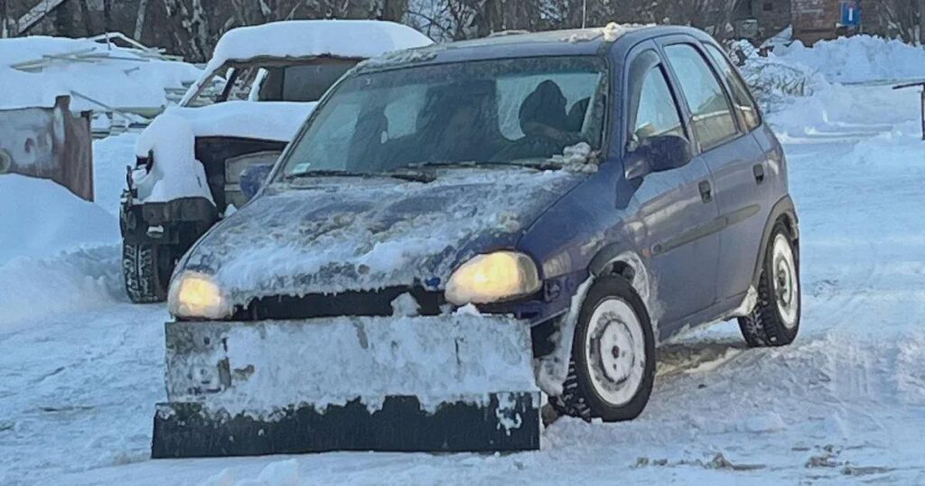 The people of Dorog celebrated, but the police fined Péter because he turned his Opel into a snow shovel The people of Dorog celebrated, but the police fined Péter because he turned his Opel into a snow shovel