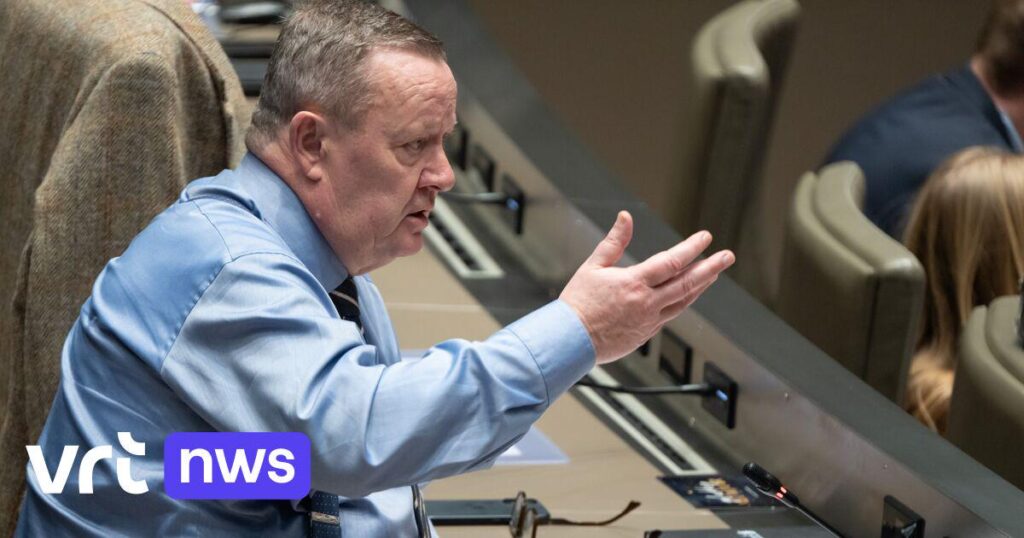 Politics - Stefaan Sintobin (Vlaams Belang) refers to Petra De Sutter (Green) by a male name: "What do I care, there are only 2 genders" | VRT NWS: news