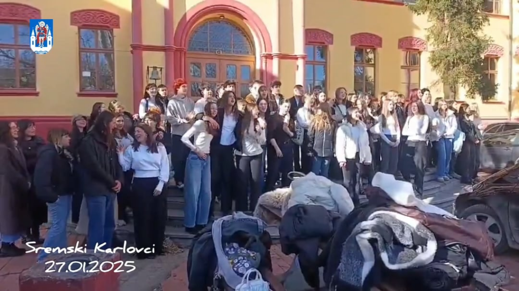 Sremski Karlovci. The choir of the Karlovac High School left the celebration of St. Sava, after the municipal leaders came to the celebration. The choir continued its performance in the courtyard, where other students joined them