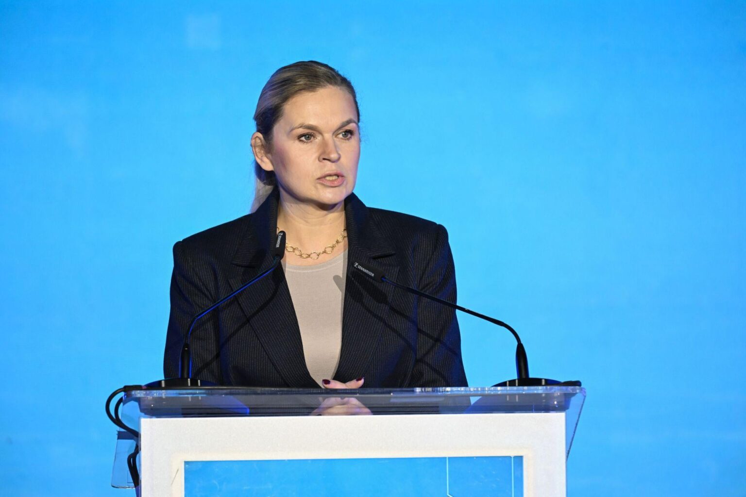 The teacher threw the cross into the trash. There are disciplinary proceedings (Barbara Nowacka: Regardless of what anyone believes in, everyone has the right to respect the dignity of their faith) The teacher threw the cross into the trash. There are disciplinary proceedings (Barbara Nowacka: Regardless of what anyone believes in, everyone has the right to respect the dignity of their faith)