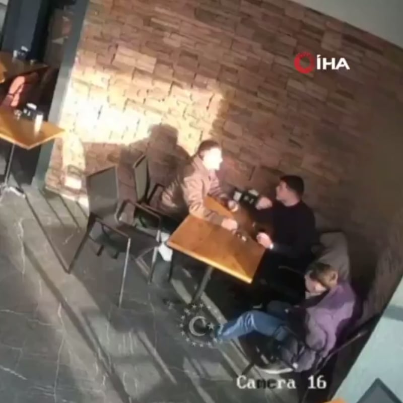 Two young people sitting in a patisserie in Samsun were attacked with a knife by the person with whom they shared the same table. The person was detained