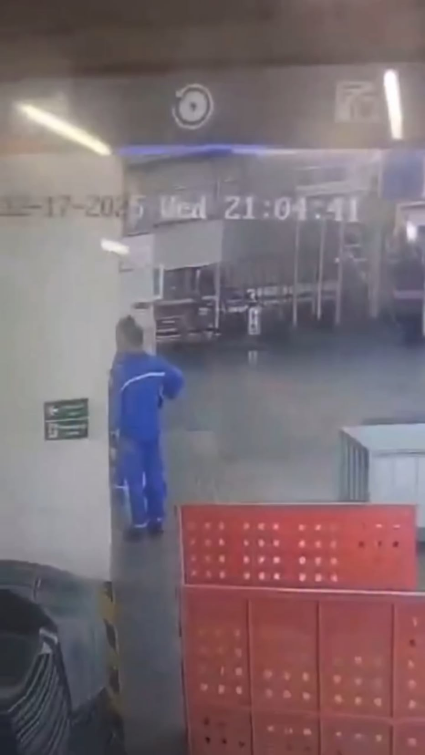 The director of Linglong beats the worker, because he feels like it..