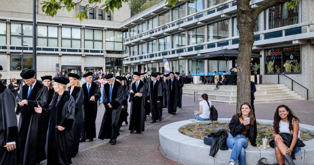 Student drinks on VU campus escalate after Nazi song, student (20) severely assaulted