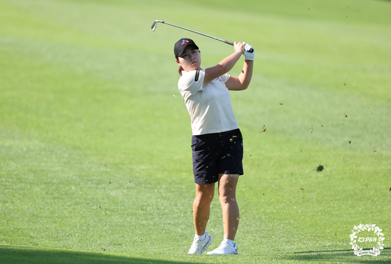 Hong Jung-min competes at the BC Card-Hankyung Ladies Cup at Fortune Hills Country Club in Pocheon, Gyeonggi, on Aug. 22, 2025. [YONHAP] 