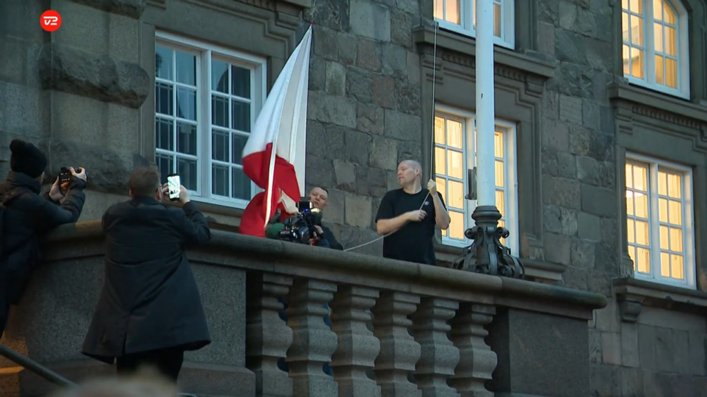The Greenlandic flag, Erfalasorput, is raised at Christiansborg on Friday morning on the occasion of the American-Danish-Greenlandic meeting