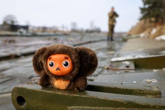 The construction of a pontoon bridge in the Kursk region by Russian servicemen. February 7, 2025