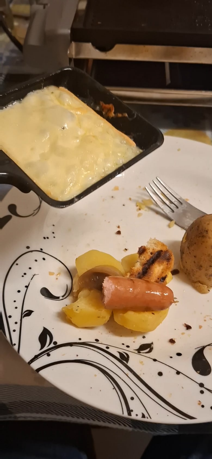 Denner's raclette is very thick (Mixed plate with raclette and Gustav Spiess sausages)