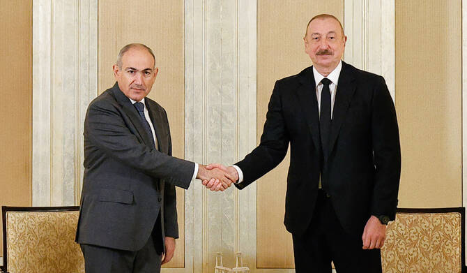 Armenia's Prime Minister Nikol Pashinyan (L) meeting with Azerbaijan's President Alham Aliyev (R) in Abu Dhabi. (AFP)
