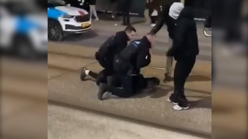 In the video circulating on social media, to which ‘Contacto’ has had access, you can see two young people involved in a fight on the ground, while several people film the scene