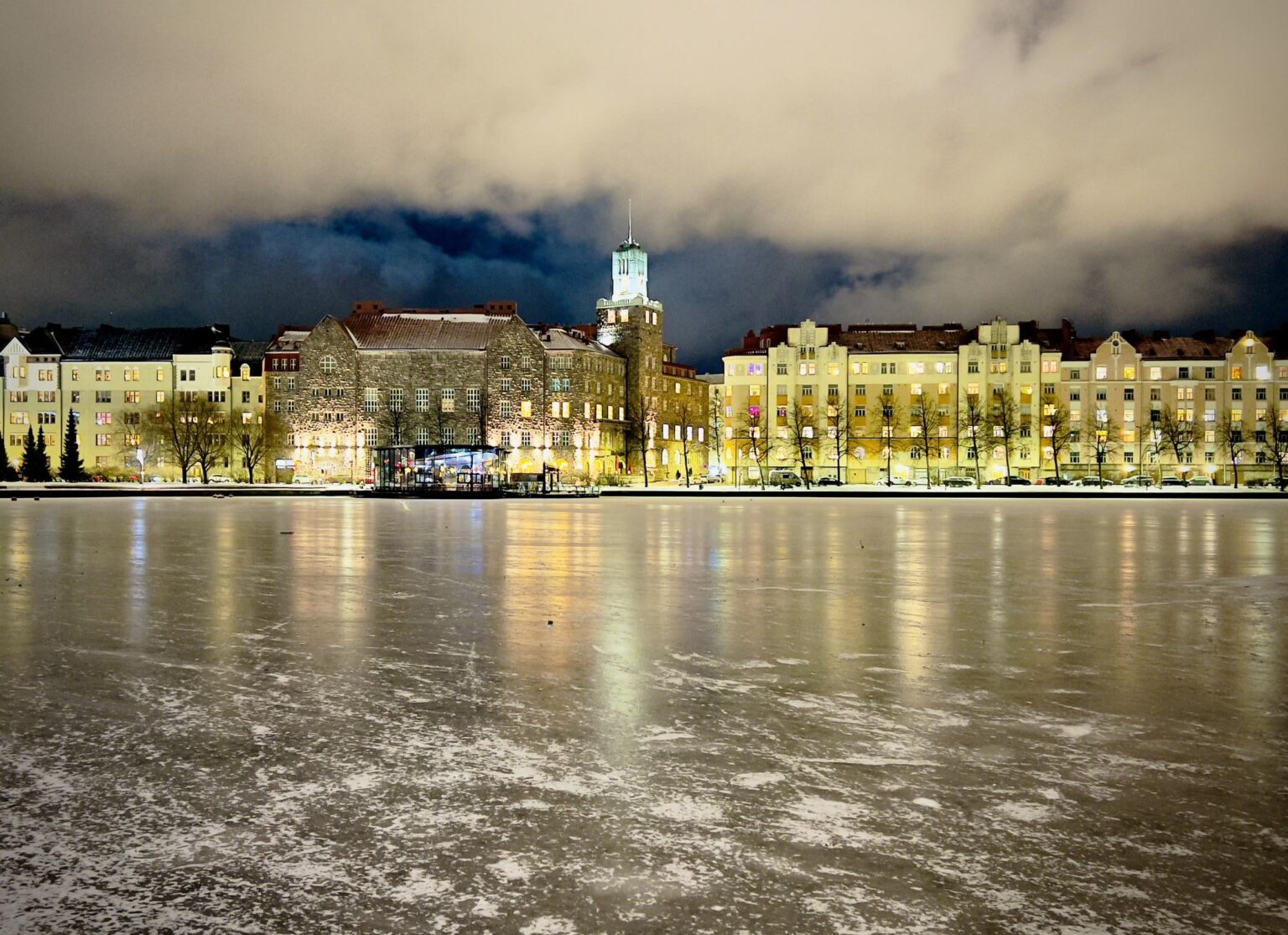 Siltasaari, Helsinki. A view across frozen bay❄️