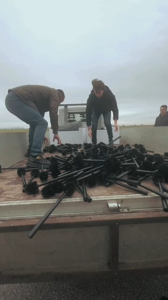 András Fekete-Győr and Lajos Lőcsei covered hundreds of toilet brushes in front of János Lázár's castle
